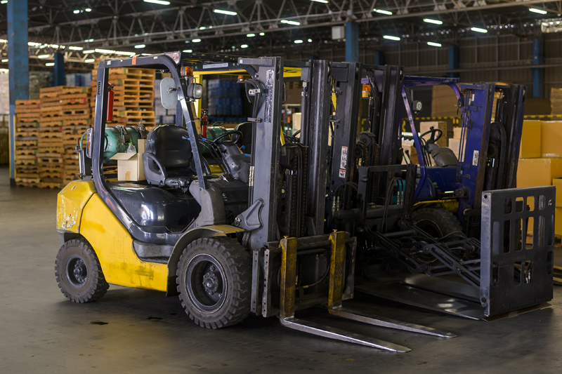 Conjunto de maquinaria industrial en un alamcén.