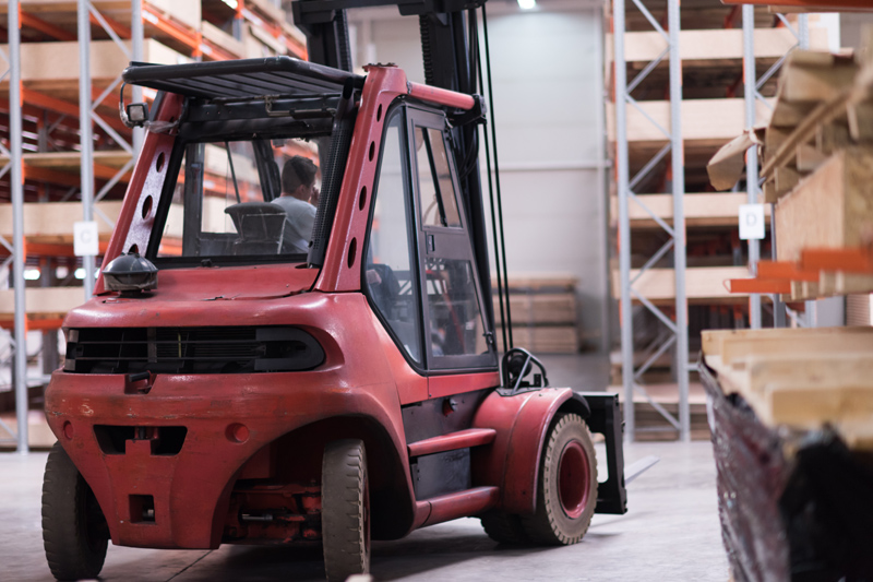 Carretilla elevadora o toro rojo con conductor