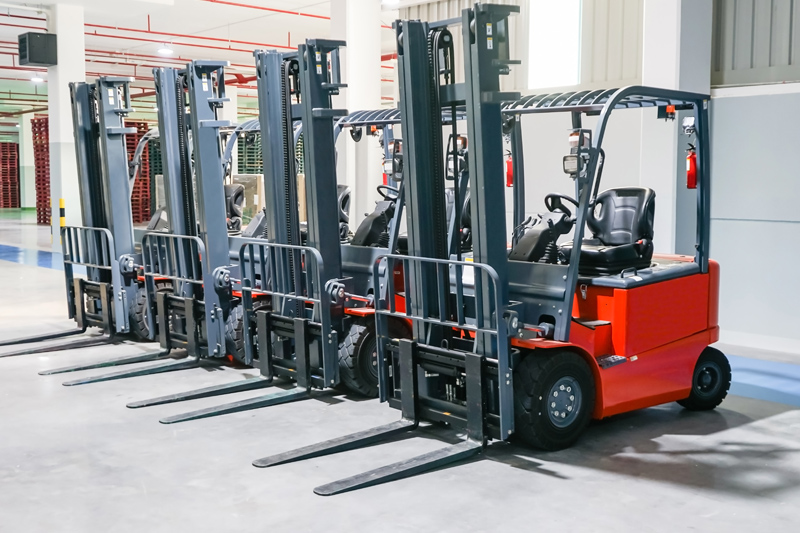 Conjunto de carretillas elevadoras rojas