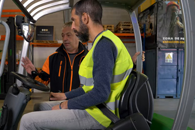 Formación práctica del curso carnet de carretillero trekform con instructor dando indicaciones al alumno.